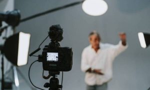 Σοκ: Στο ψυχιατρείο πασίγνωστος Έλληνας παρουσιαστής