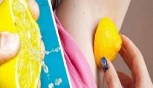 Πριν κοιμηθεί βάζει λεμόνι στις μασχάλες – Ο λόγος θα σας αφήσει άφωνους!