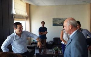 Αναπάντεχη συνάντηση Τσίπρα – Μεϊμαράκη στο αεροδρόμιο Ηρακλείου