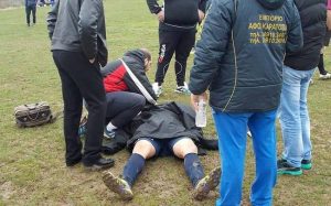 Κινδύνεψε ποδοσφαιριστής – Με καθυστέρηση έφθασε το ασθενοφόρο