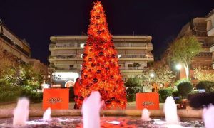 Το ΣΚΡΑΤΣ εύχεται καλές και τυχερές γιορτές με ένα κατακόκκινο δέντρο από το Γαλάτσι