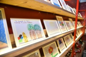 Δείτε ποιοι χαρίζουν Ευχοστολίδια εφέτος τις γιορτές (photos)