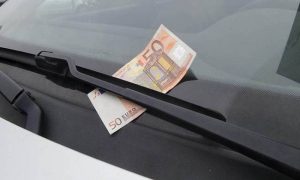 Προσοχή! Αν δείτε λεφτά στον υαλοκαθαριστήρα μην πλησιάσετε το όχημα σας