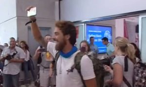 Χαμός με την άφιξη του Μάριου Πριάμου στην Κύπρο – Δείτε πώς τον υποδέχτηκαν (video)