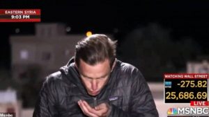 Η αμήχανη στιγμή: Δεν ξέρει οτι είναι στον αέρα και φτύνει στο χέρι για να φτιάξει τα μαλλιά του (video)