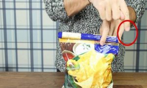 Διπλώνει τις άκρες από την σακούλα με τα πατατάκια – Μόλις δείτε γιατί θα το δοκιμάσετε αμέσως