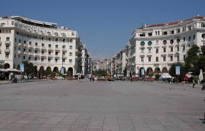 Απίστευτο κι όμως Θεσσαλονικιώτικο: Γυναίκα έβαλε ηλεκτρική σκούπα στην πλατεία Αριστοτέλους! (photo)