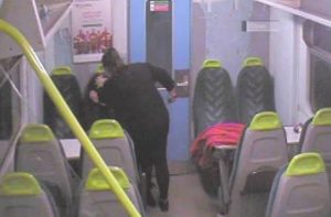Μαχαίρωσε τη φίλη της μέσα στο τρένο σαν να μην συμβαίνει τίποτα
