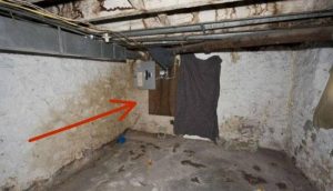 Ανακαίνιζαν το σπίτι τους και γκρέμισαν αυτόν τον τοίχο – Μόλις είδαν τι υπήρχε από πίσω πάγωσαν! (pics)