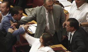 Παραλίγο να πιαστεί στα χέρια με βουλευτή των ΑΝΕΛ ο Άδωνις (photos)