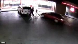Όχημα επιταχύνει και χτυπάει με δύναμη 3 αστυνομικούς (vid)