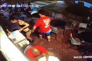 Σερβιτόρα «ξάπλωσε» πελάτη που την άγγιξε απρεπώς (video)