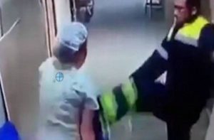 Αυτό δεν έχει ξανασυμβεί: Νοσηλευτής χτυπά έγκυο στην κοιλιά μέσα στο νοσοκομείο! (video)
