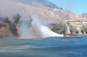 Έσβησε τη φωτιά με το σκάφος του (video)
