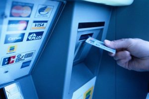 Απίστευτο: Της έκλεψε τα χρήματα, αλλά μόλις είδε το υπόλοιπo στο ΑΤΜ… τα επέστρεψε πίσω! (videos)