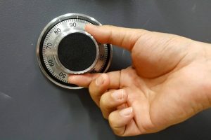 Με μια… μαντεψιά άνοιξε χρηματοκιβώτιο κλειδωμένο επί 40 χρόνια (photos)