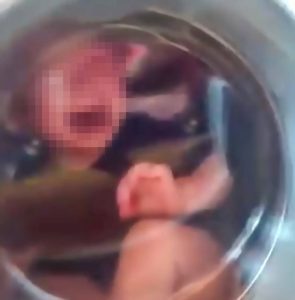 Σοκαριστικό: Babysitter έκλεισε στο πλυντήριο 2χρονο αγοράκι (video+ photo)