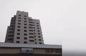 Έφηβος πέφτει από 14οροφο κτίριο (Video)