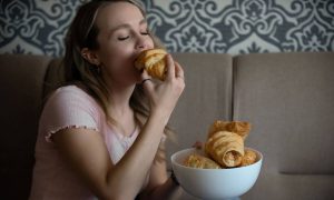 Συναισθηματική πείνα: Διατροφικά tips για να ελέγχετε την όρεξή σας (εικόνες)