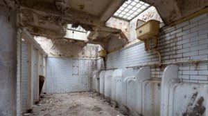 Αγόρασε δημόσιες τουαλέτες και την κορόιδευαν – Δείτε πώς τους έκλεισε τα στόματα (video)