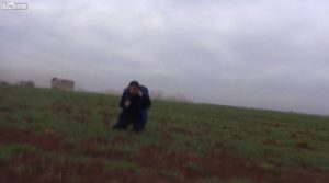 Δημοσιογράφος στη Συρία γλίτωσε από βόμβα παρά… τρίχα! (video)