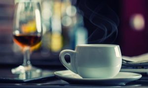 Καφές μετά το αλκοόλ: Πόσο αποτελεσματικός είναι;