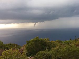 Εντυπωσιακό βίντεο: Τεράστιος υδροστρόβιλος χτυπά τη Ζάκυνθο