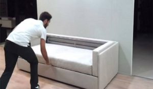 Απίστευτος καναπές μετατρέπεται σε δευτερόλεπτα σε κάτι που δεν φαντάζεστε! (video)