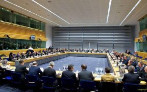 Αντίστροφη μέτρηση για το Eurogroup – Κλειστά κρατούν τα χαρτιά τους οι δύο πλευρές
