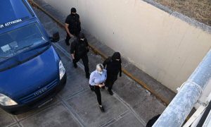 Δίκη για βιτριόλι: Στο δικαστήριο η κατηγορούμενη για την επίθεση, Έφη Κακαράντζουλα -Η πρώτη εικόνα
