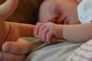 Η εξωφρενική αγγελία για baby sitter που έγινε viral