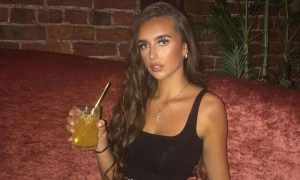 ‘Εστειλε selfie στους φίλους της – «Πάγωσαν» με αυτό που είδαν