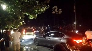 Χαμός στο Central Park: Οδηγοί αφήνουν τα οχήματα τους στη μέση και τρέχουν να βρουν πόκεμον (vid)