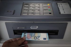Η ΕΛ.ΑΣ. προειδοποιεί τους πολίτες για την ανάληψη μετρητών από τα ΑΤΜ