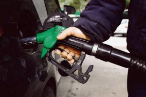Έρχεται μείωση στην τιμή της βενζίνης