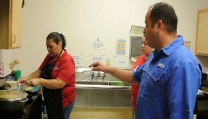 Είπε στη μαγείρισσα να σταματήσει τα πάντα και να βγει έξω – H συνέχεια θα σας κάνει να δακρύσετε (vid)