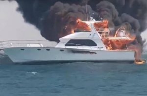 Έπιασε φωτιά το σκάφος τους και έπεσαν σε θάλασσα με πολλούς καρχαρίες να σωθούν