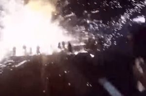 Αερόστατο γεμάτο πυροτεχνήματα εξερράγη και έπεσε σε πλήθος!