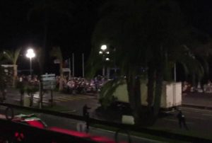 Μηχανόβιος ρίχνεται στις ρόδες του φορτηγού για να σταματήσει τους τρομοκράτες (video)