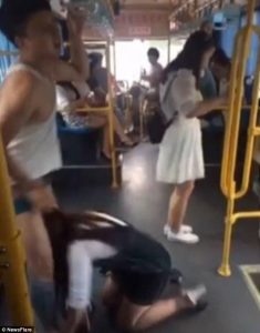 Γυναίκα γλιστράει στο λεωφορείο… και κατεβάζει τα παντελόνια ενός άγνωστου άνδρα (video)