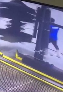 Υπάλληλος πλυντηρίου αυτοκινήτων μπερδεύτηκε στη βούρτσα και τον έκανε σβούρα (video)