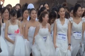 Νύφες έτρεχαν φορώντας νυφικό, ενώ οι γαμπροί τις κουβαλούσαν