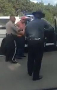 Αστυνομία καταδιώκει τζιπ με φέρετρο στη σχάρα! (Video)