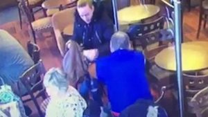 Προσοχή! Δείτε πώς κλέβουν ανυποψίαστα θύματα σε καφετέριες (video)