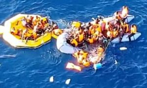 Πρόσφυγες προσπαθούν να σωθούν στα ανοικτά της Ισπανίας με τα μικρά τους