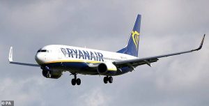 Πλήρωμα της Ryanair κοιμήθηκε στο πάτωμα αεροδρομίου γιατί δεν τους έκλεισαν ξενοδοχείο! (pic)