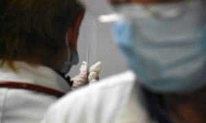 Διαγράφει η κυβέρνηση το πρόστιμο σε όσους άνω των 60 ετών δεν εμβολιάστηκαν