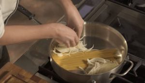 Βάζει τα μακαρόνια στην κατσαρόλα και προσθέτει κρεμμύδι – Το αποτέλεσμα εκπληκτικό! (vid)
