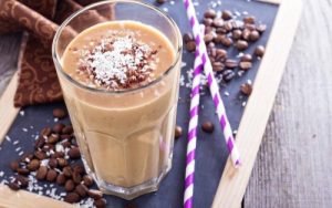 Πρωινό smoothie με καφέ και παγωμένο γιαούρτι