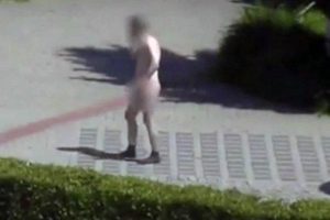 Άνδρας βγήκε από μπαρ χωρίς ρούχα και περπάταγε στους δρόμους (video)